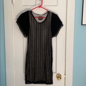 Flouncy shoulder lace dress.